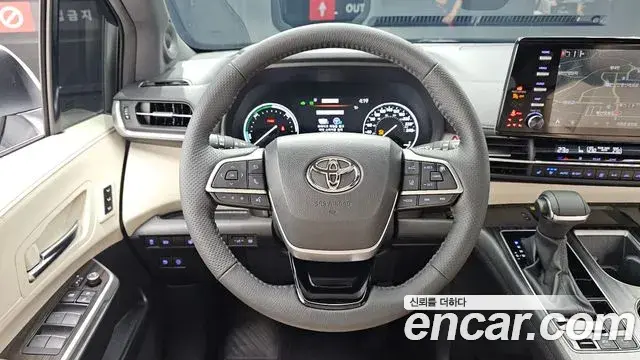 Toyota Sienna 2023 — ფოტო 8/33