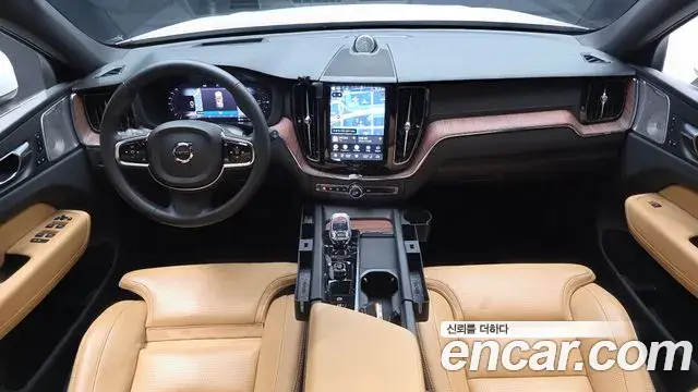 Volvo XC60 2023 — Photo 10/20