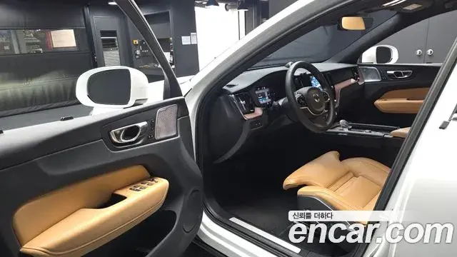 Volvo XC60 2023 — Photo 8/20