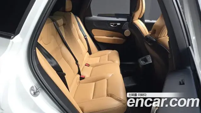 Volvo XC60 2023 — Photo 12/20