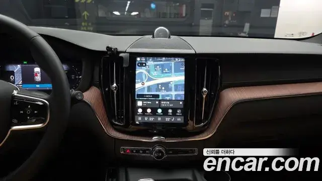 Volvo XC60 2023 — Photo 14/20