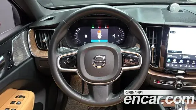 Volvo XC60 2022 — Photo 12/20