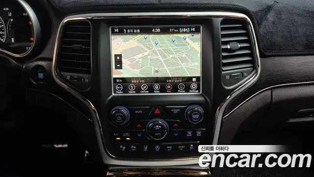 Jeep Grand Cherokee 2018 — Photo 12/20