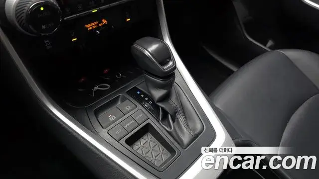 Toyota RAV4 2019 — Photo 9/20