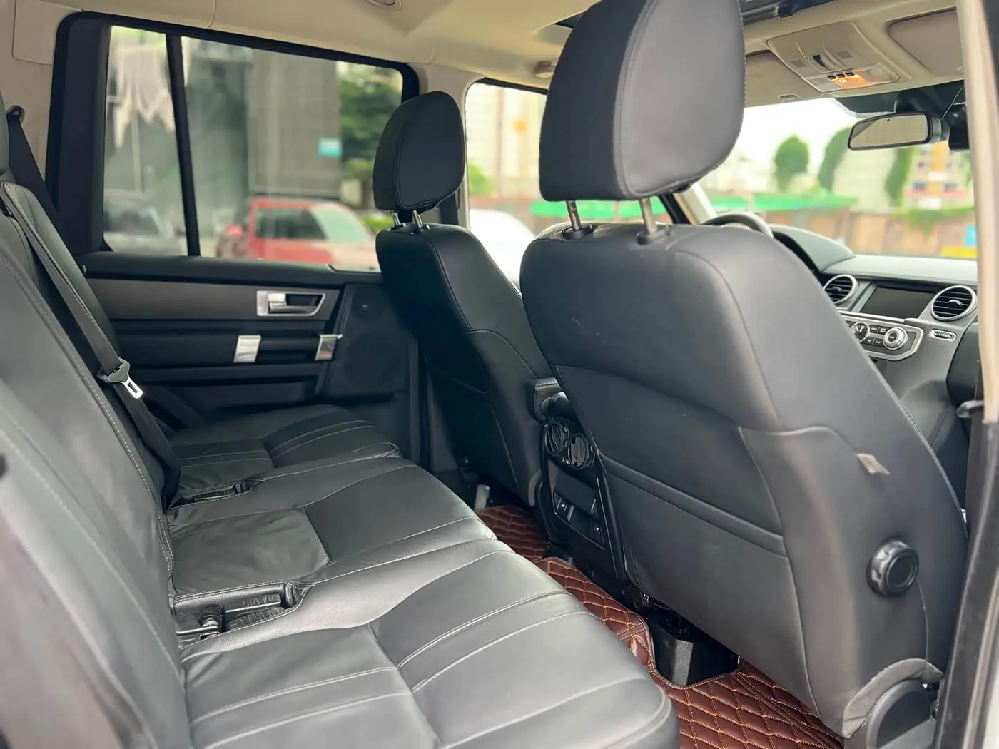 Land Rover Discovery 2015 — Photo 8/20