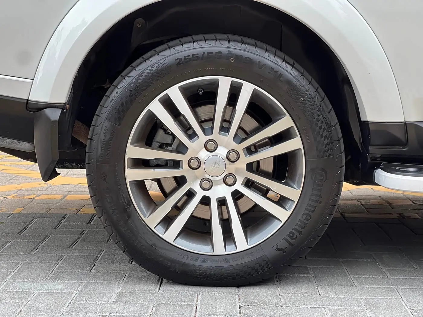 Land Rover Discovery 2015 — Photo 15/20
