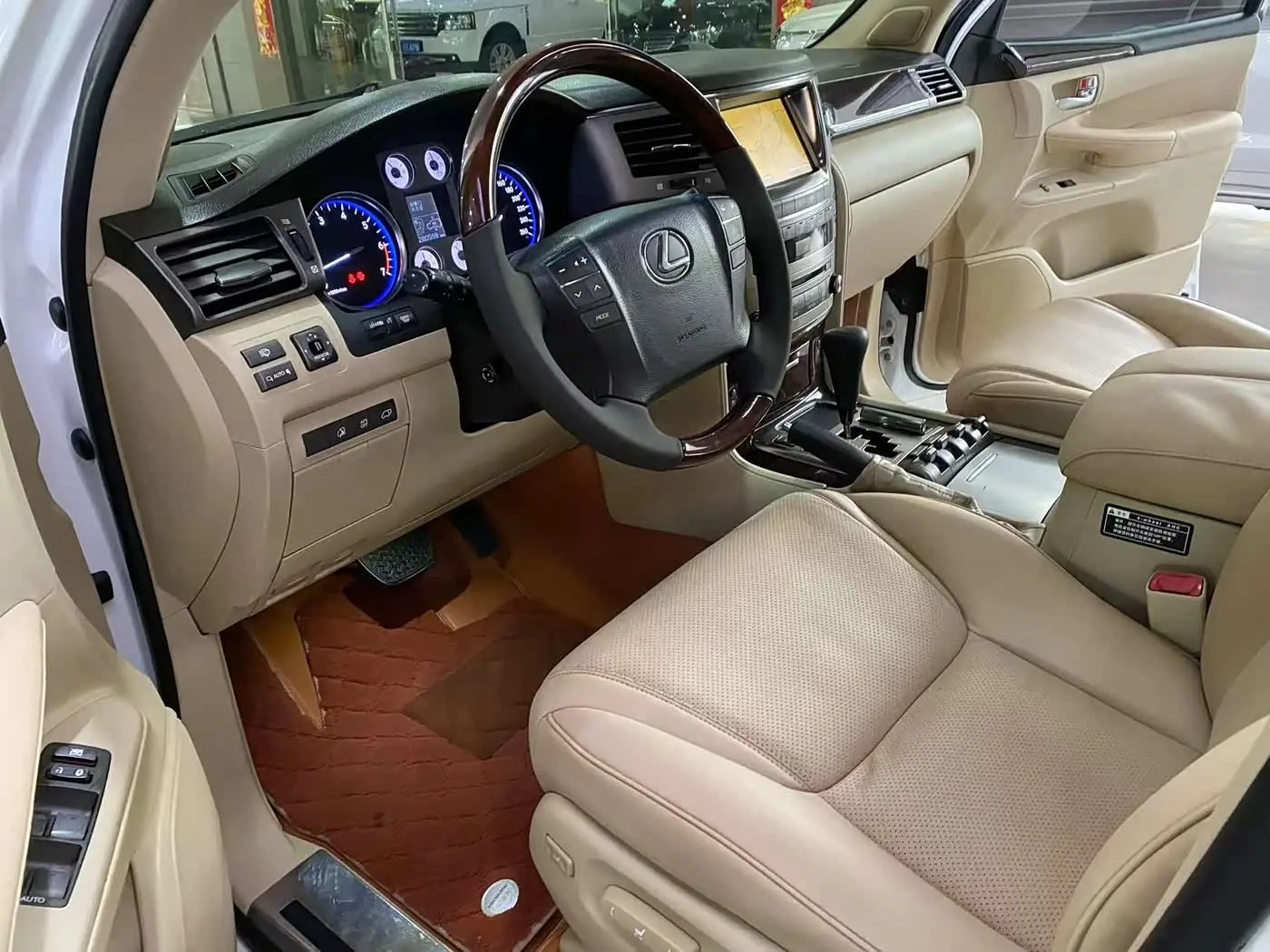 Lexus LX 2010 — Photo 17/20