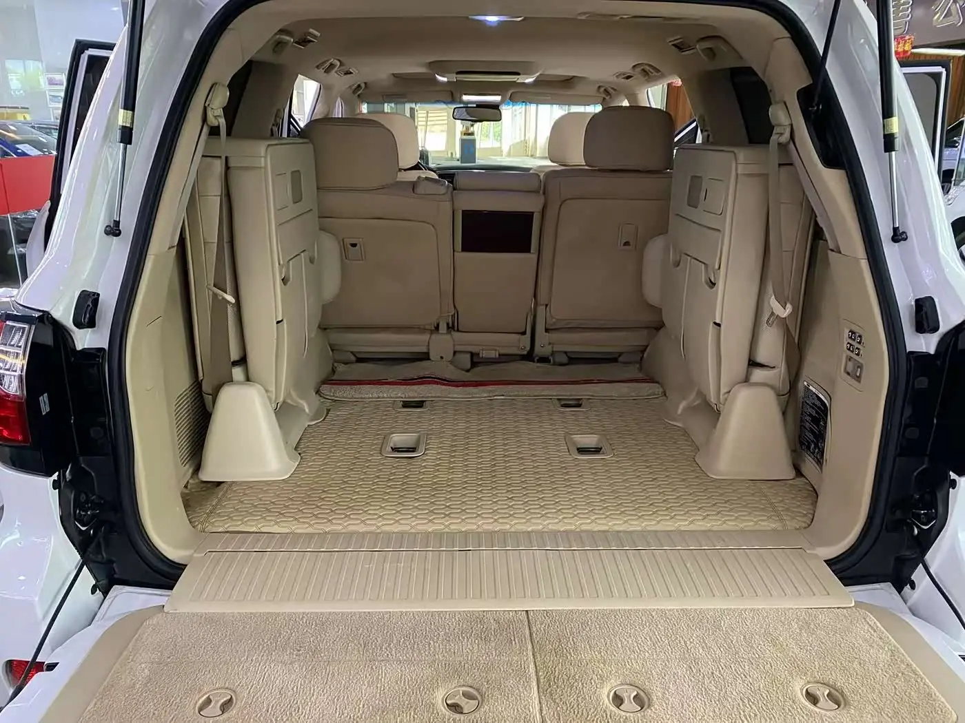 Lexus LX 2010 — Photo 8/20