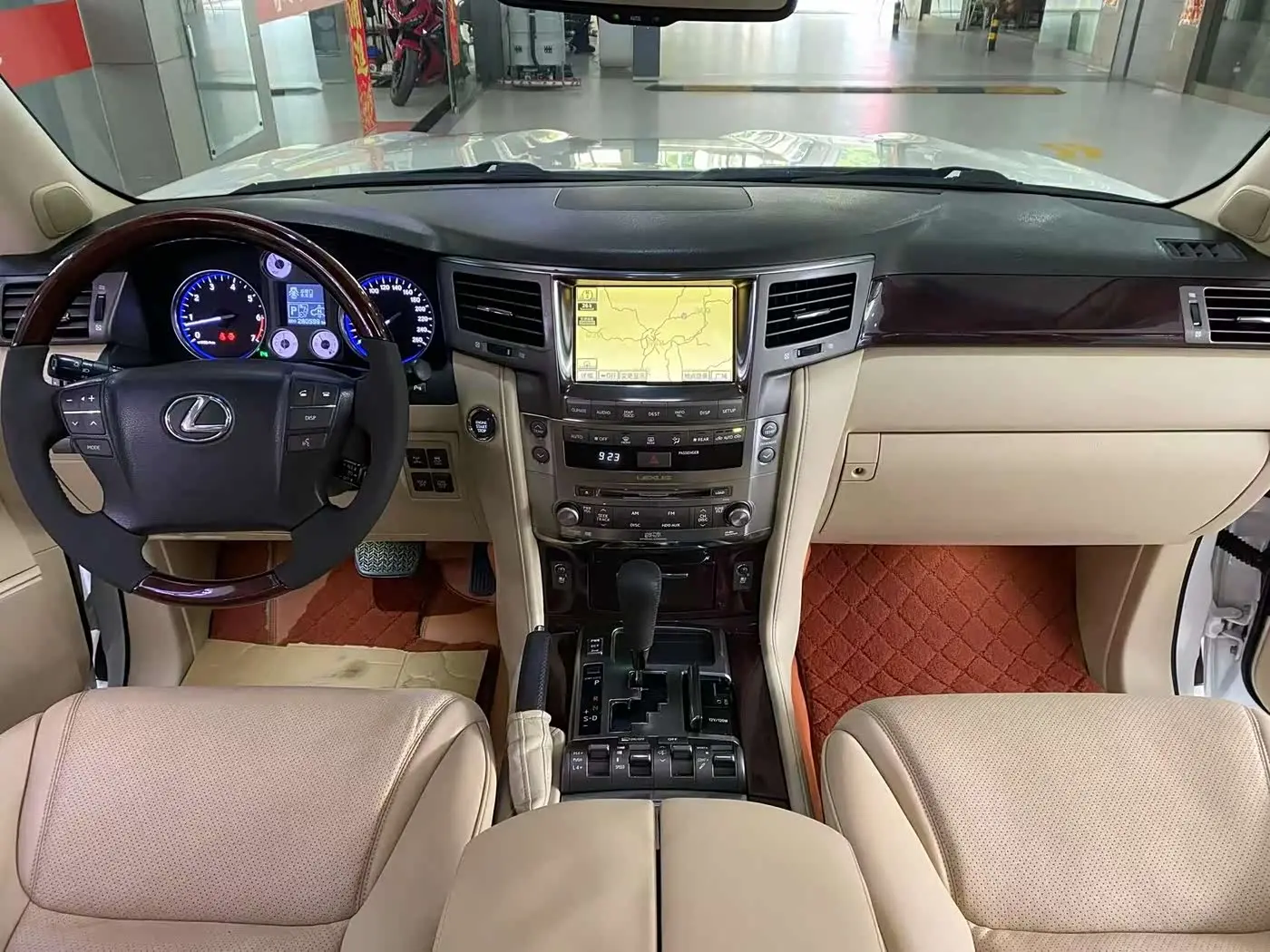 Lexus LX 2010 — Photo 10/20