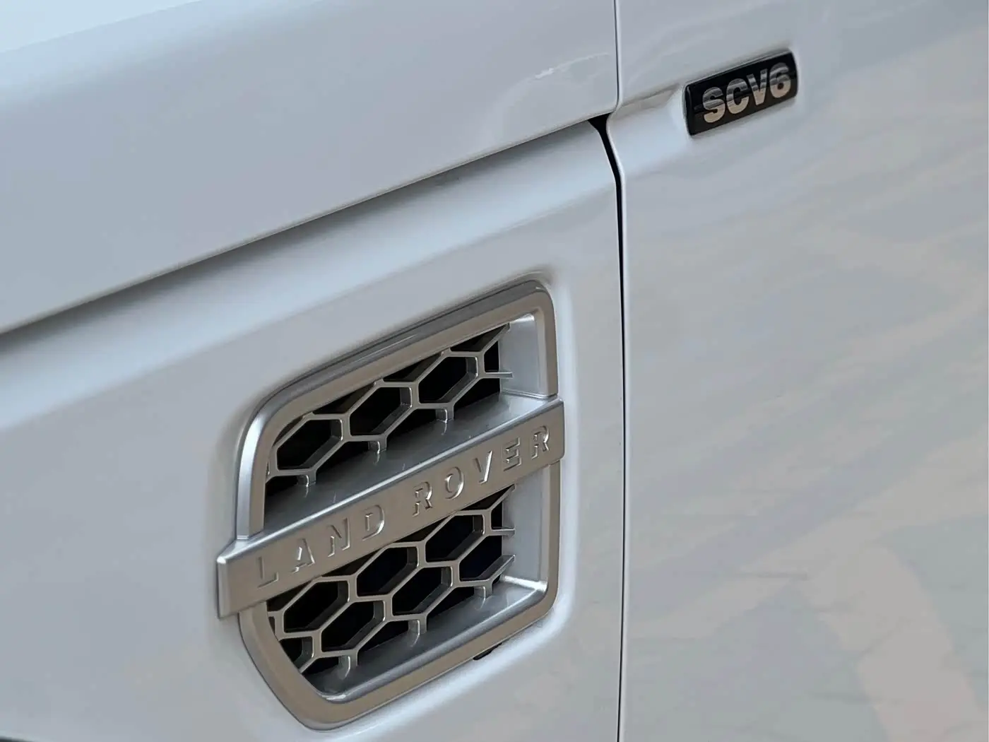 Land Rover Discovery 2015 — Photo 14/20