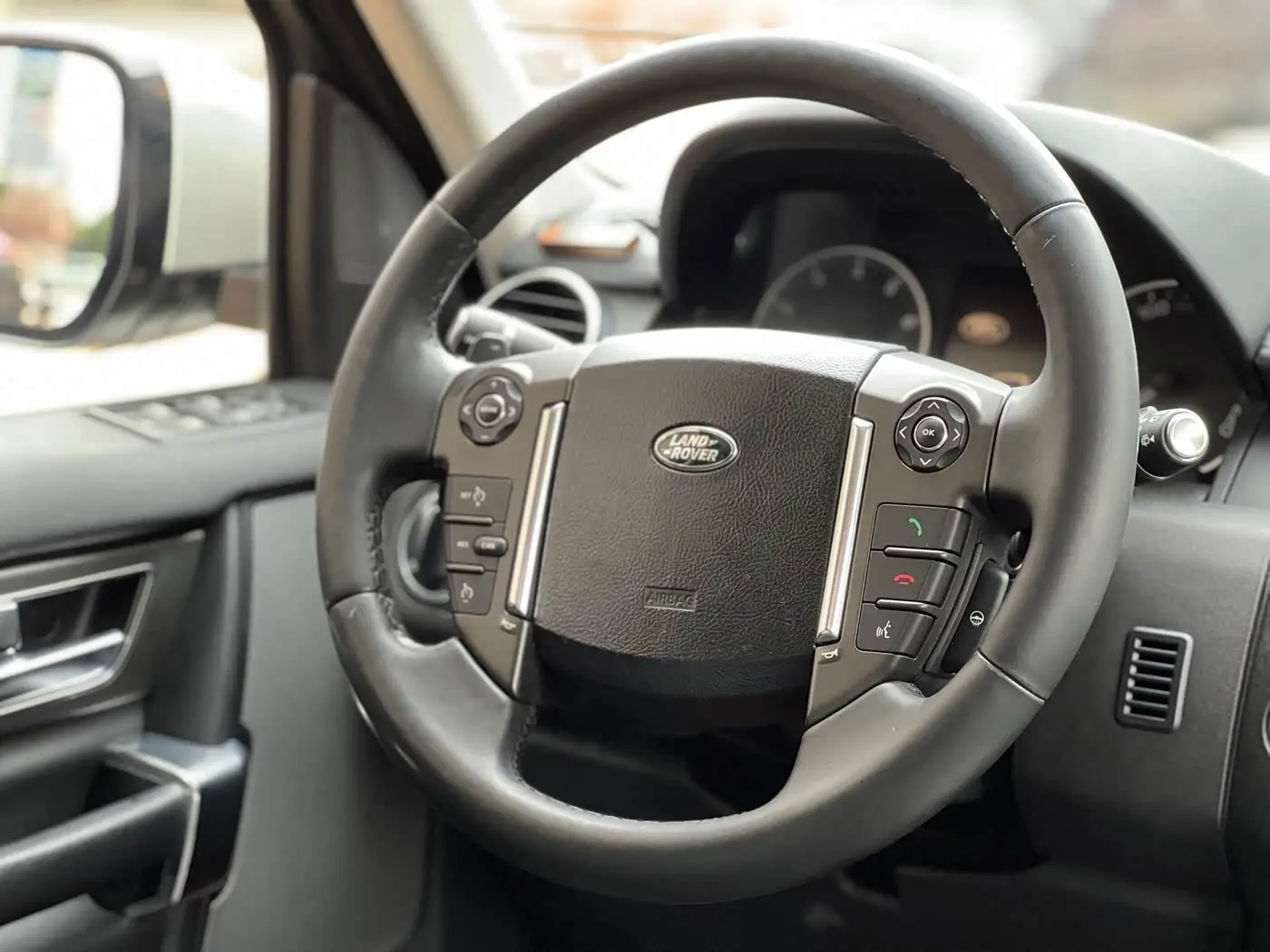 Land Rover Discovery 2015 — Photo 11/20
