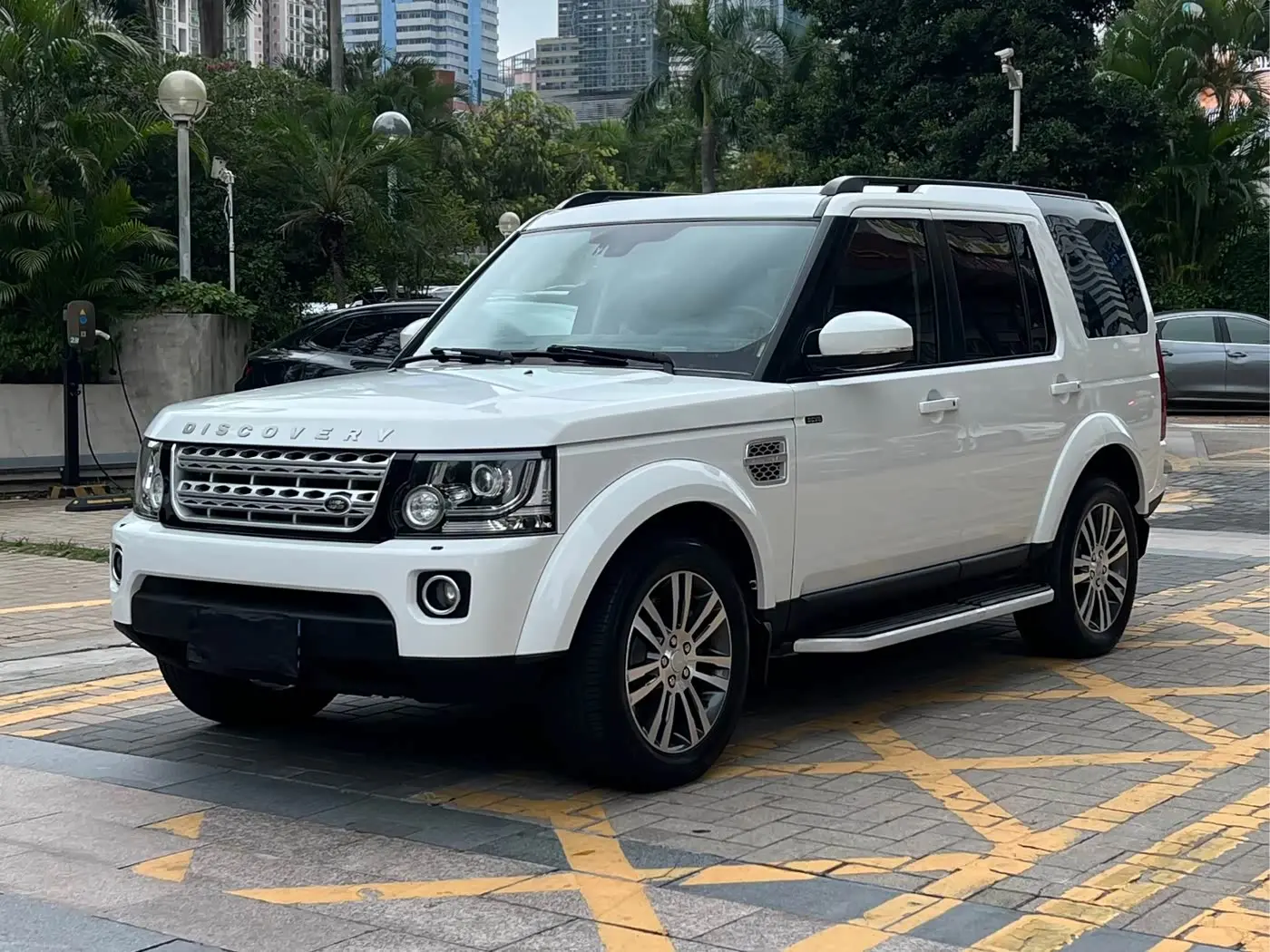 Land Rover Discovery 2015 — Photo 1/20