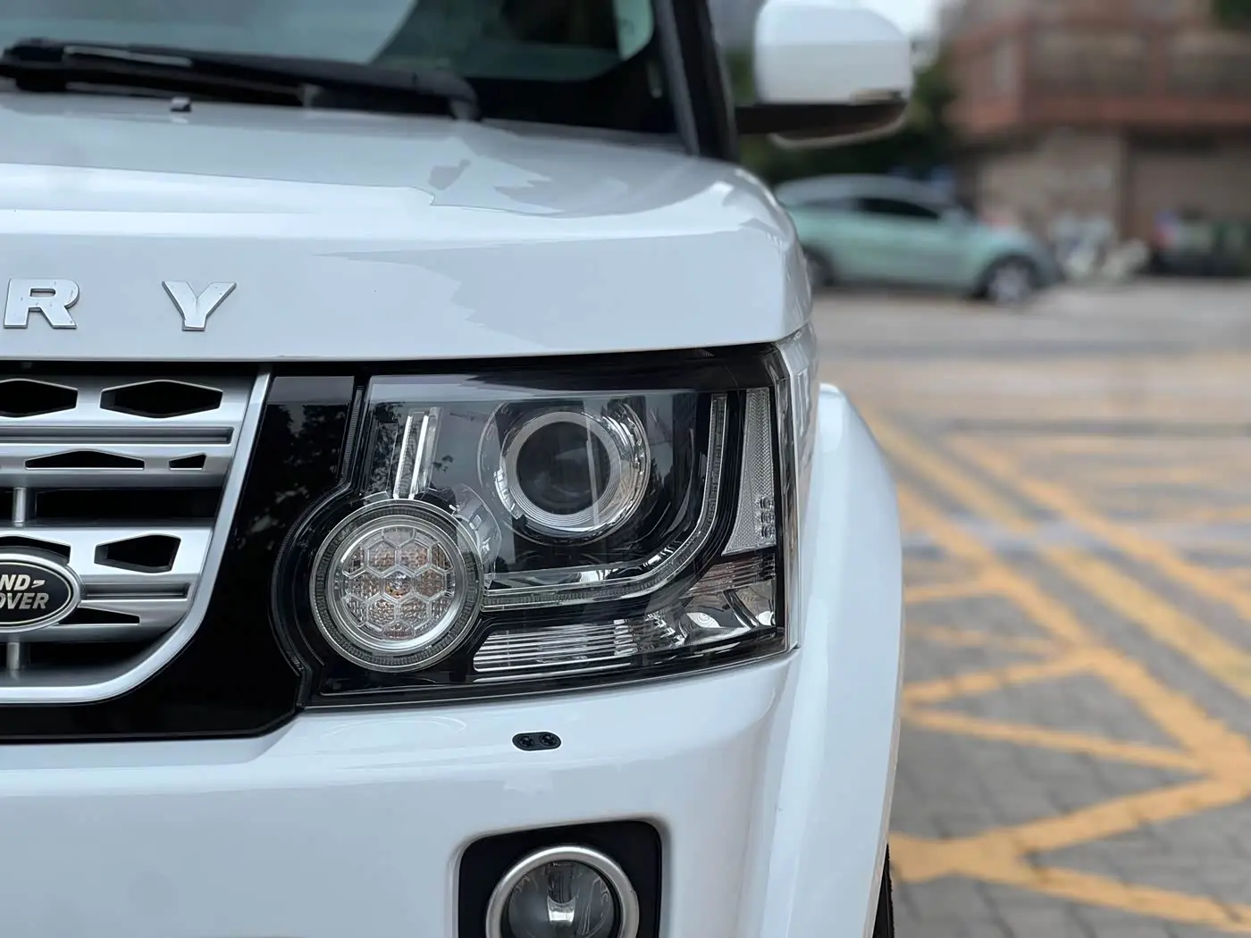 Land Rover Discovery 2015 — Photo 16/20