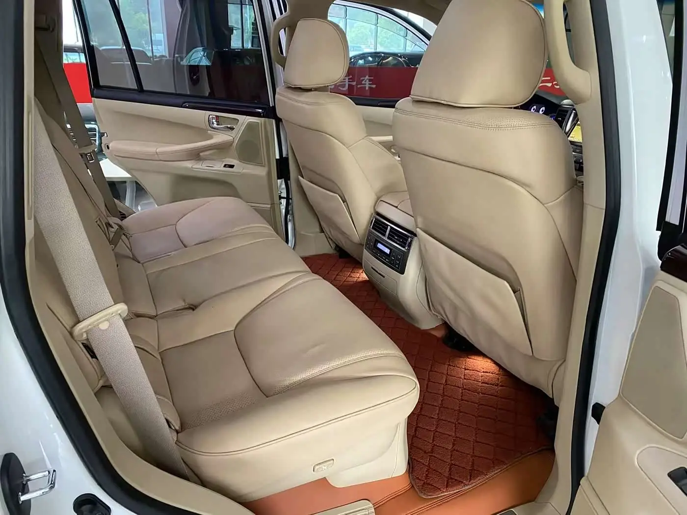 Lexus LX 2010 — Photo 13/20