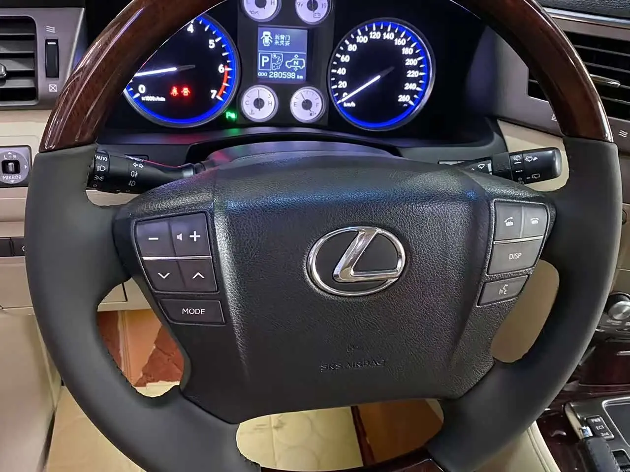 Lexus LX 2010 — Photo 16/20