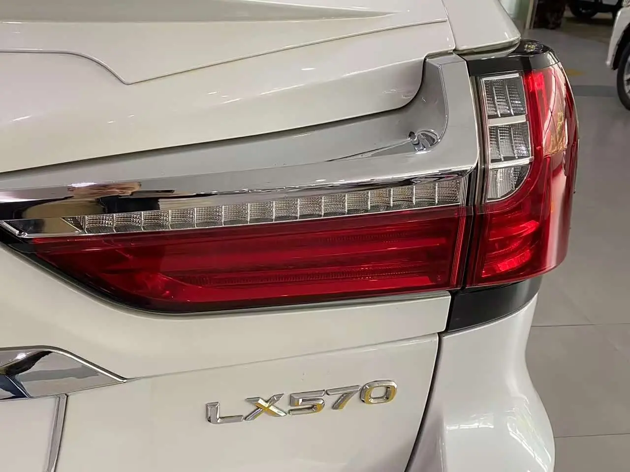 Lexus LX 2010 — Photo 6/20