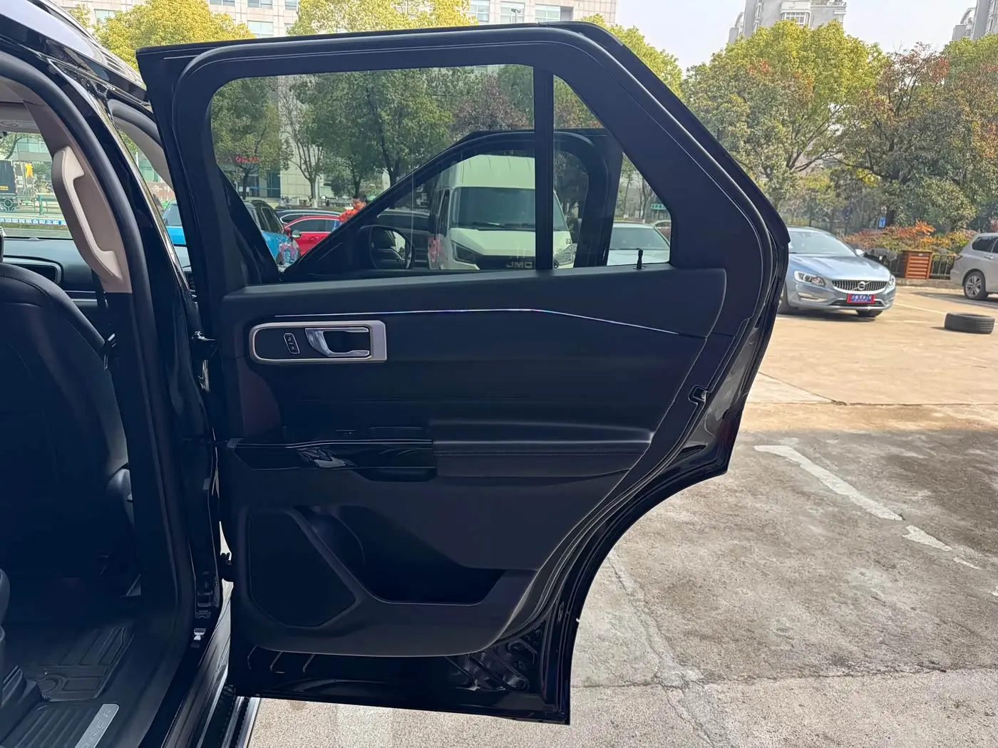 Ford Explorer 2020 — Фото 17/20