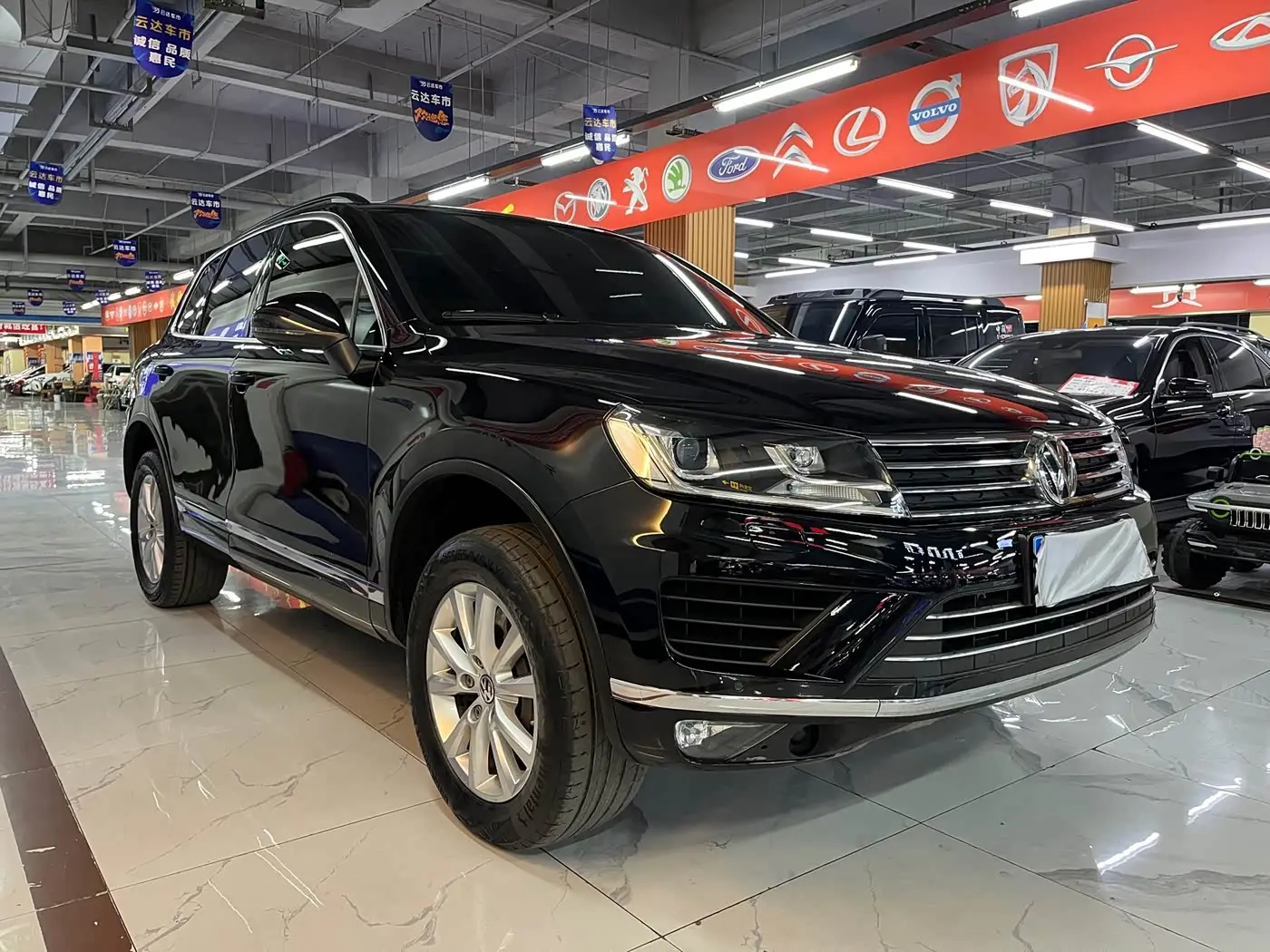 Volkswagen Touareg 2017 — Şəkil 6/15