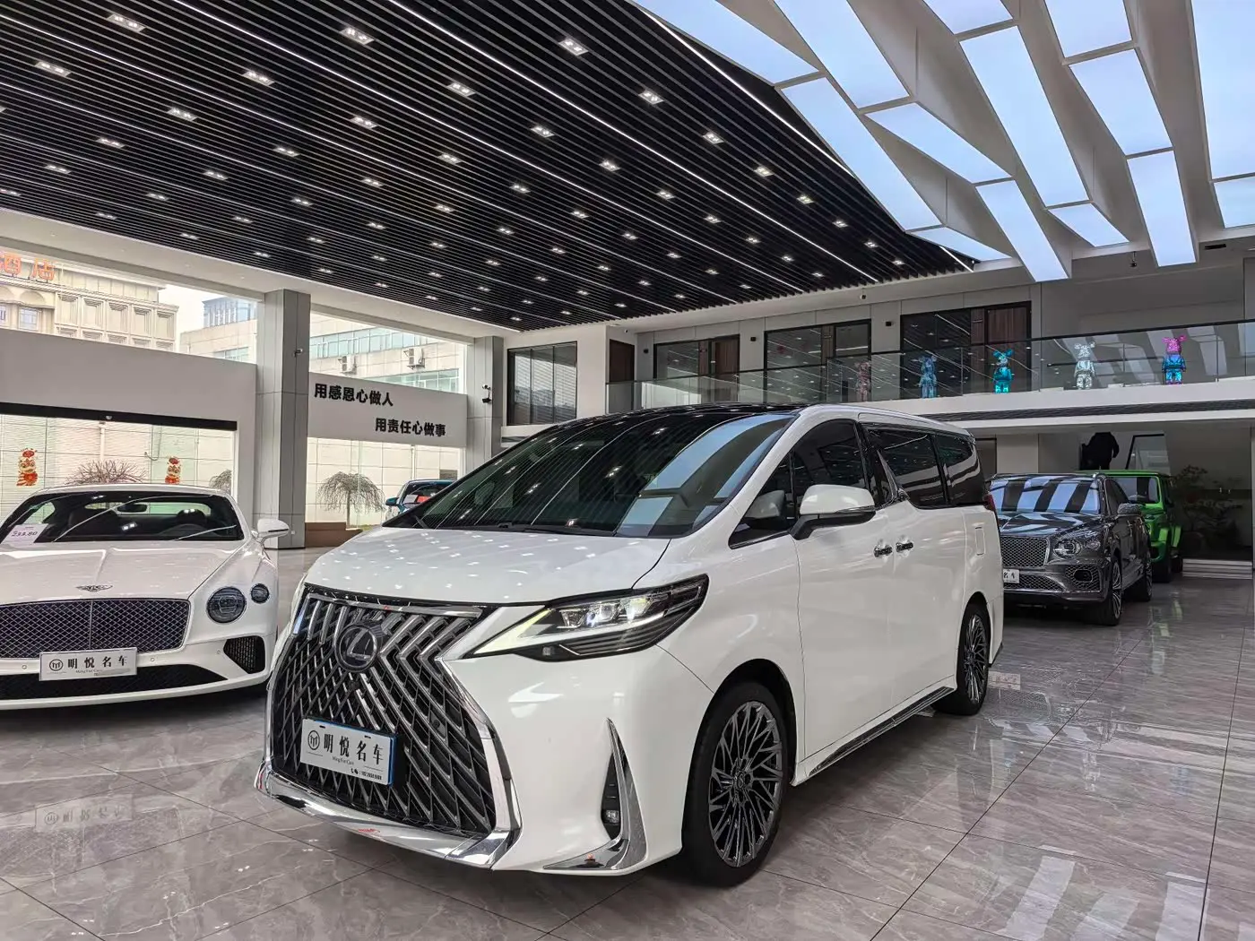 Toyota Vellfire 2020 — Photo 1/16