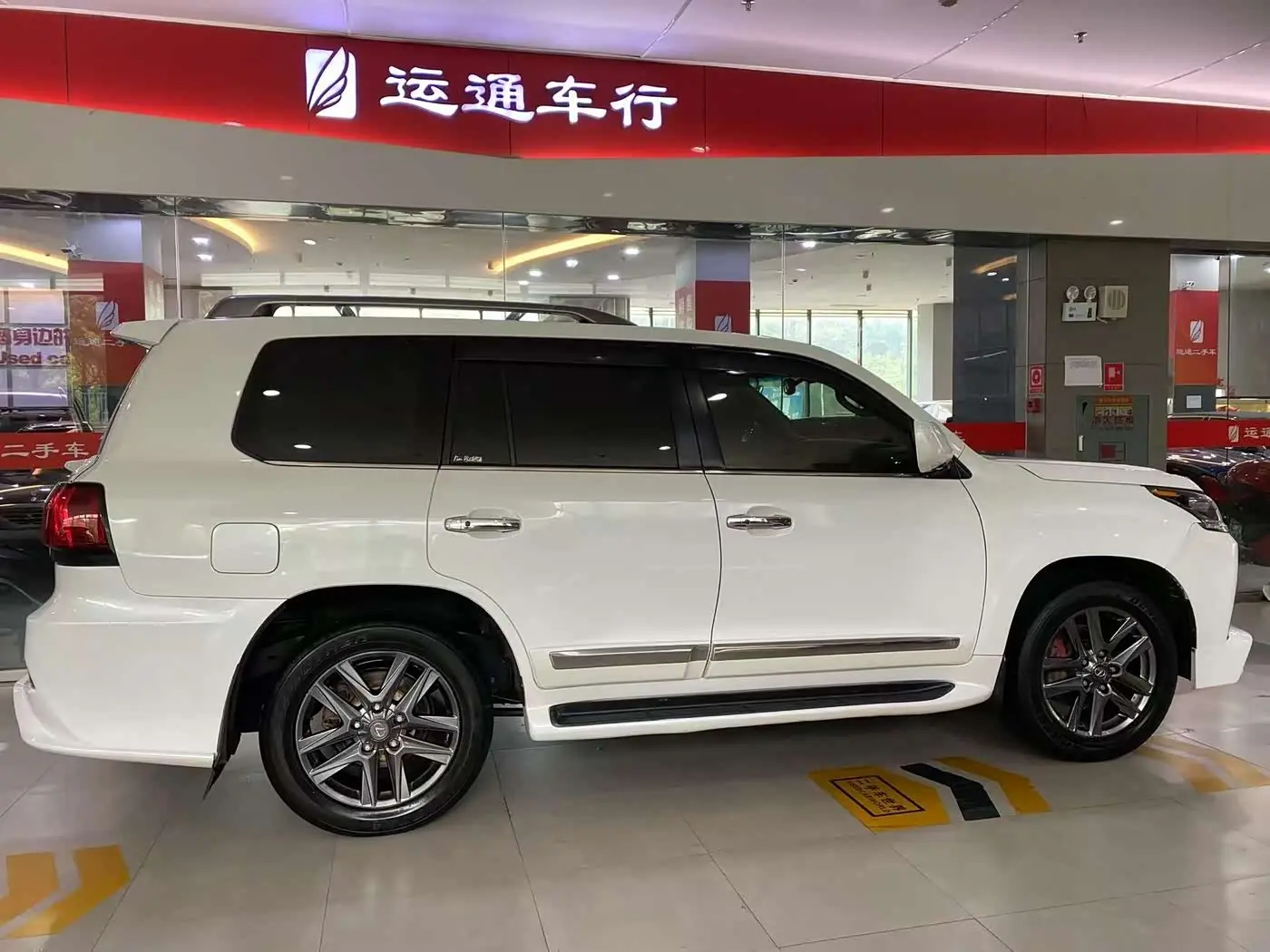 Lexus LX 2010 — Photo 3/20