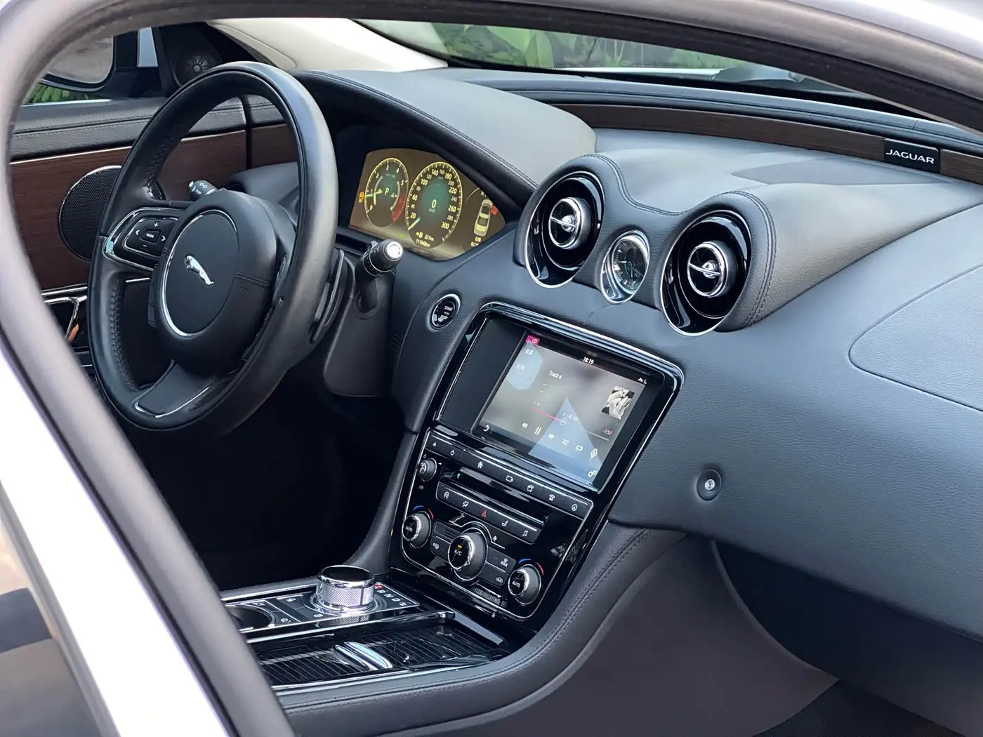 Jaguar XJ 2016 — Şəkil 11/20