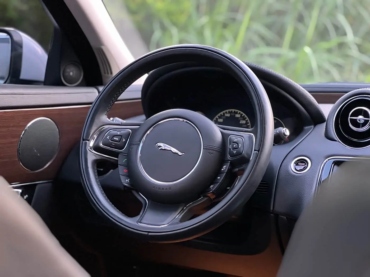 Jaguar XJ 2016 — Şəkil 19/20