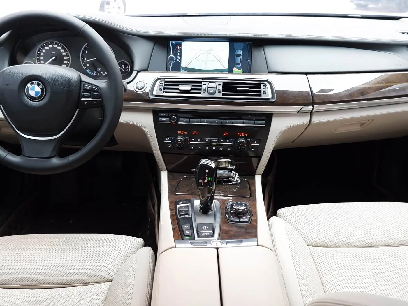 BMW 7 Series 2012 — Photo 8/12