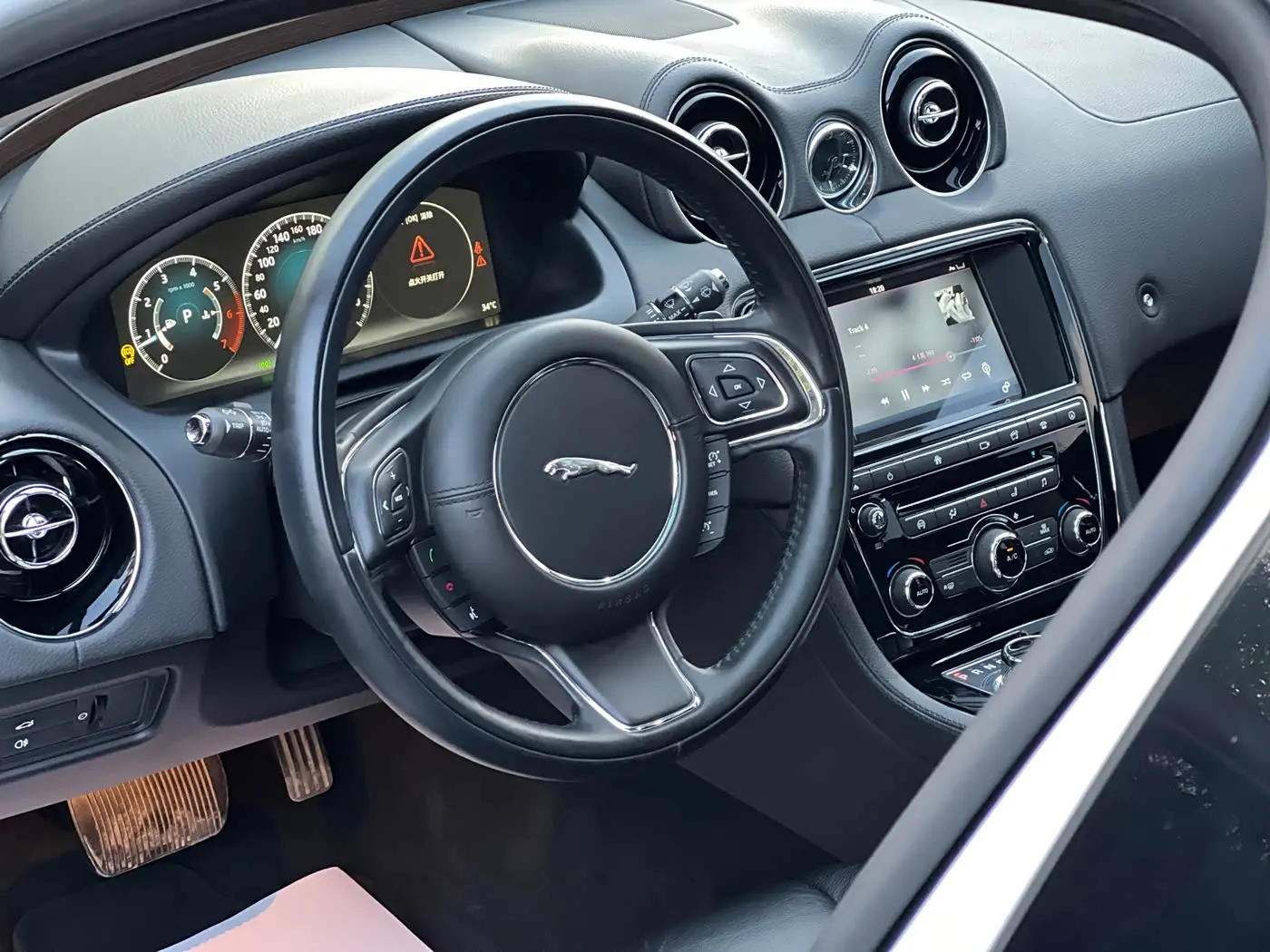 Jaguar XJ 2016 — Şəkil 10/20