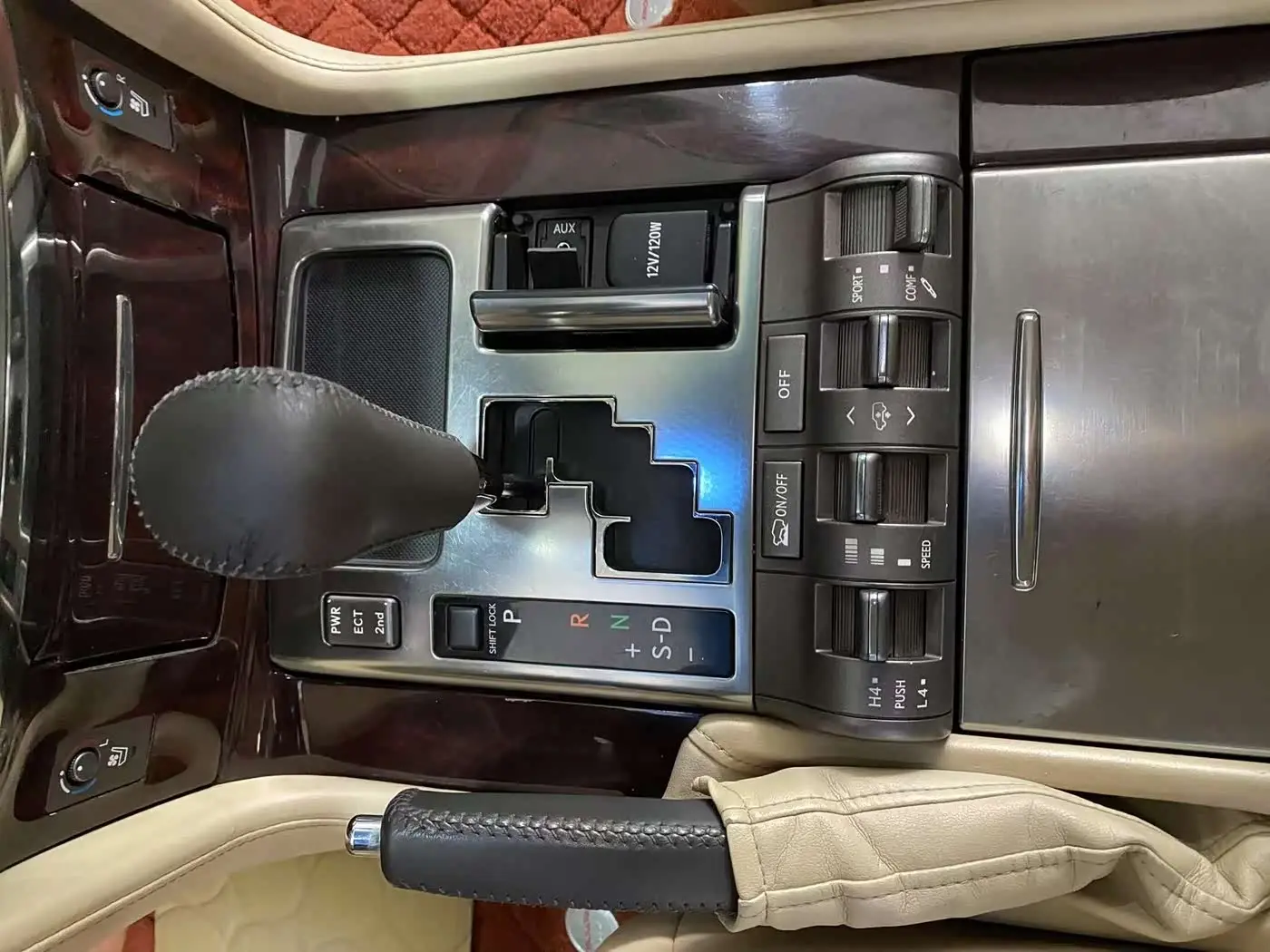 Lexus LX 2010 — Photo 11/20