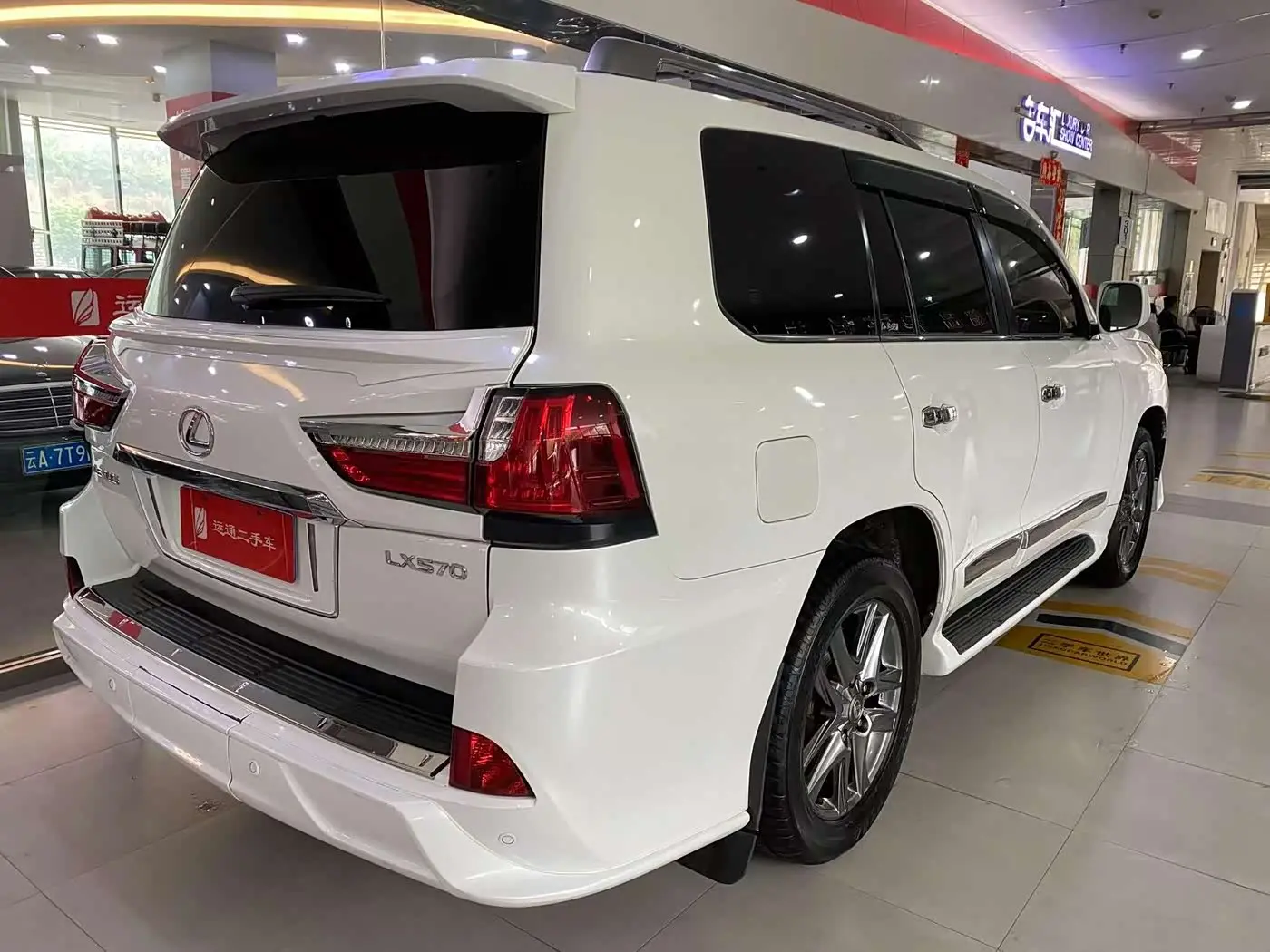 Lexus LX 2010 — Photo 4/20