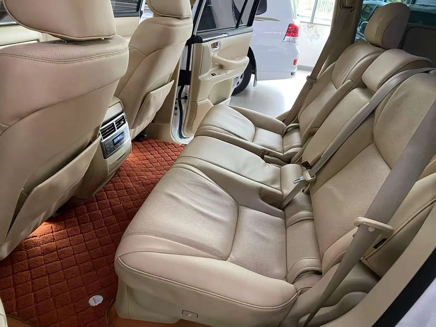 Lexus LX 2010 — Photo 18/20
