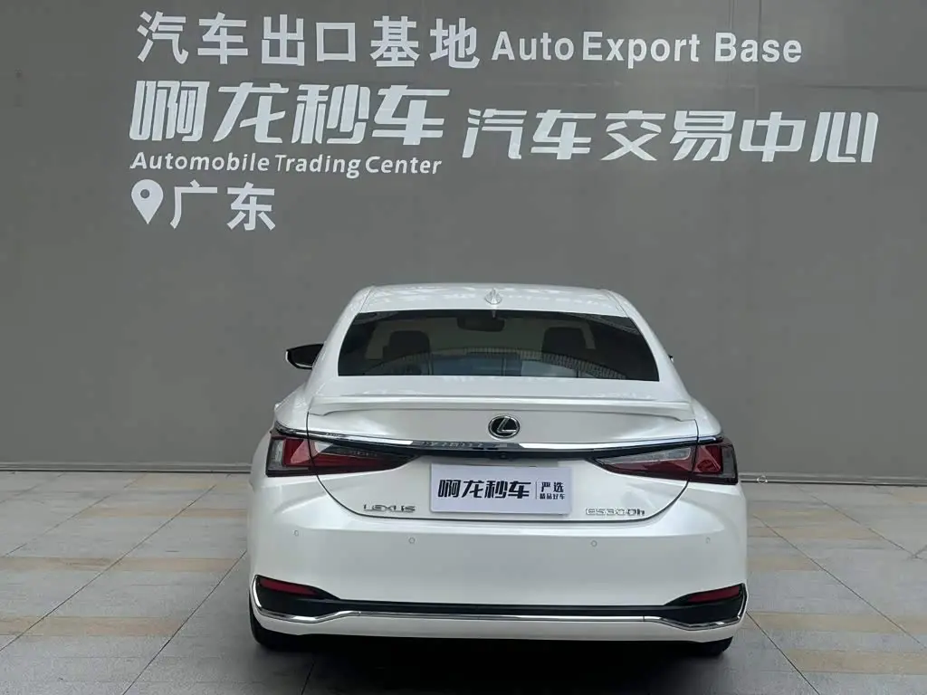 Lexus ES 2023 — Photo 4/14