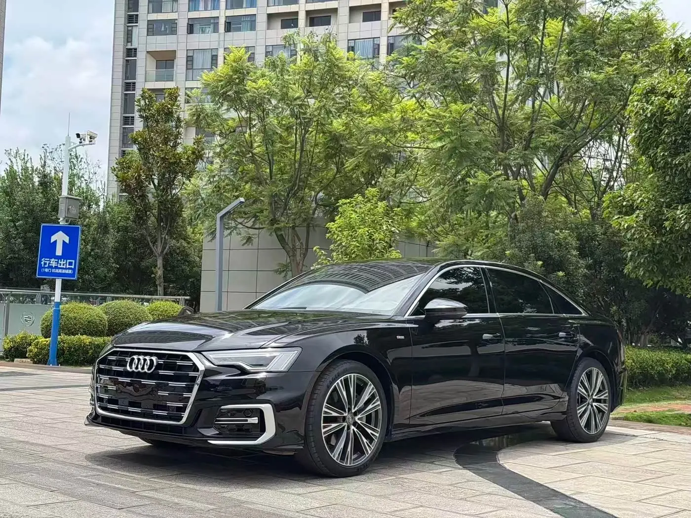 Audi A6L 2022 — Photo 1/9