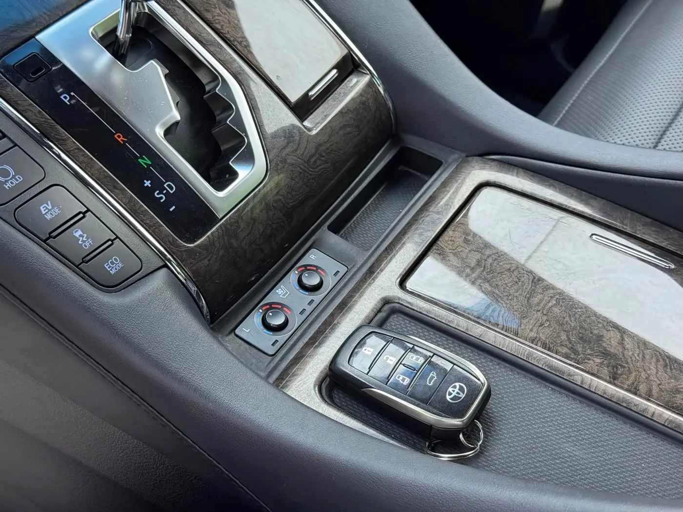 Toyota Alphard 2021 — ფოტო 7/13