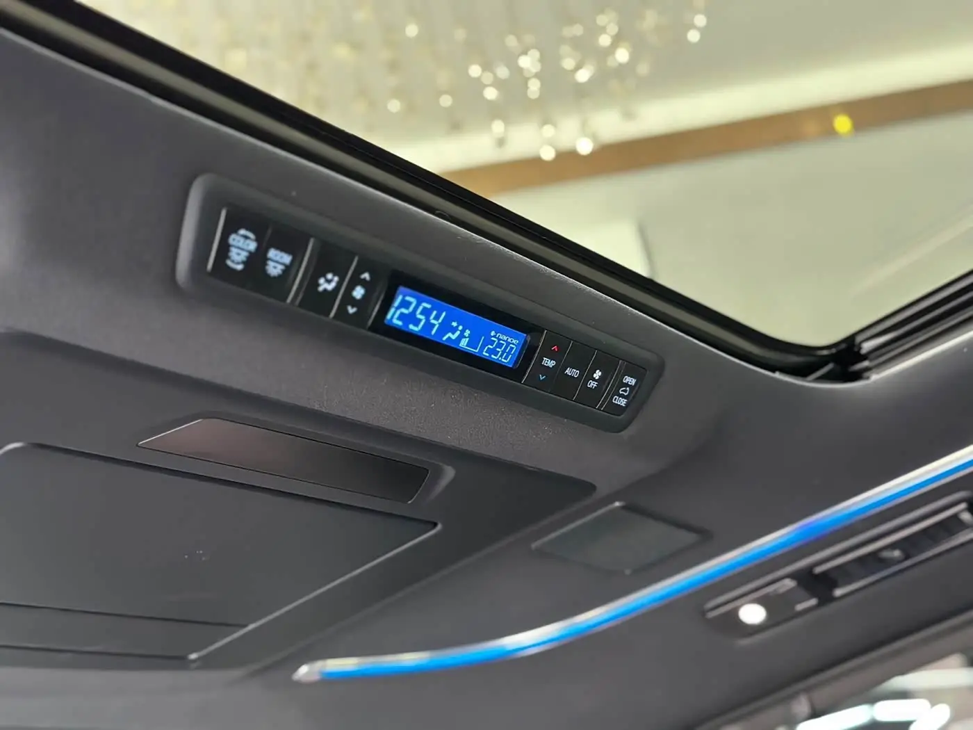 Toyota Alphard 2018 — Photo 10/13