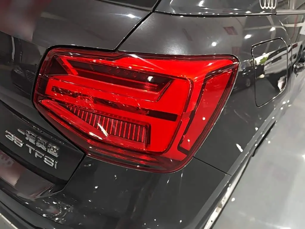 Audi Q2L 2021 — Фото 8/20