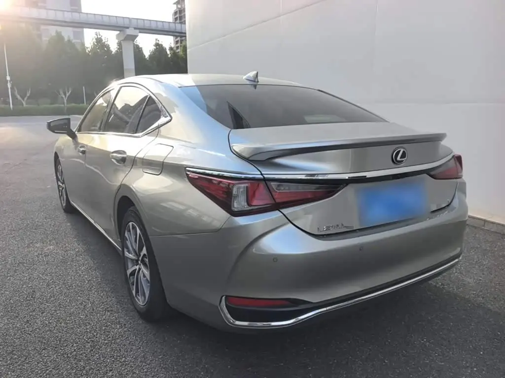 Lexus ES 2023 — Photo 5/20