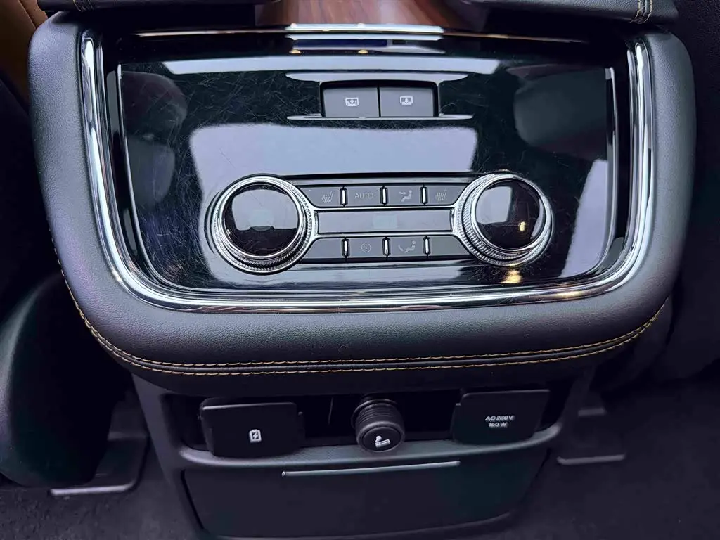 Lincoln Navigator 2020 — Photo 12/20