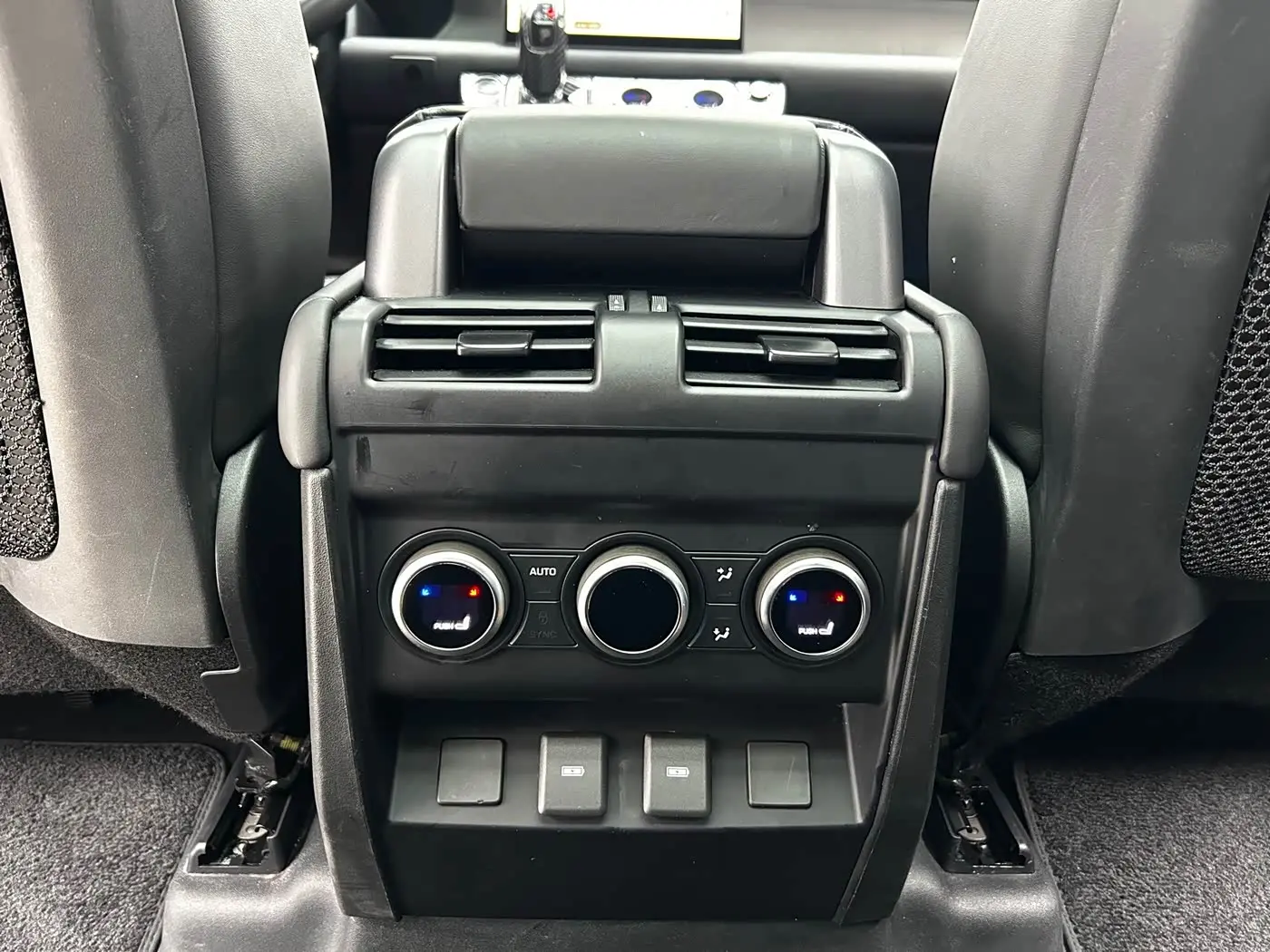 Land Rover Defender 2024 — Photo 20/20