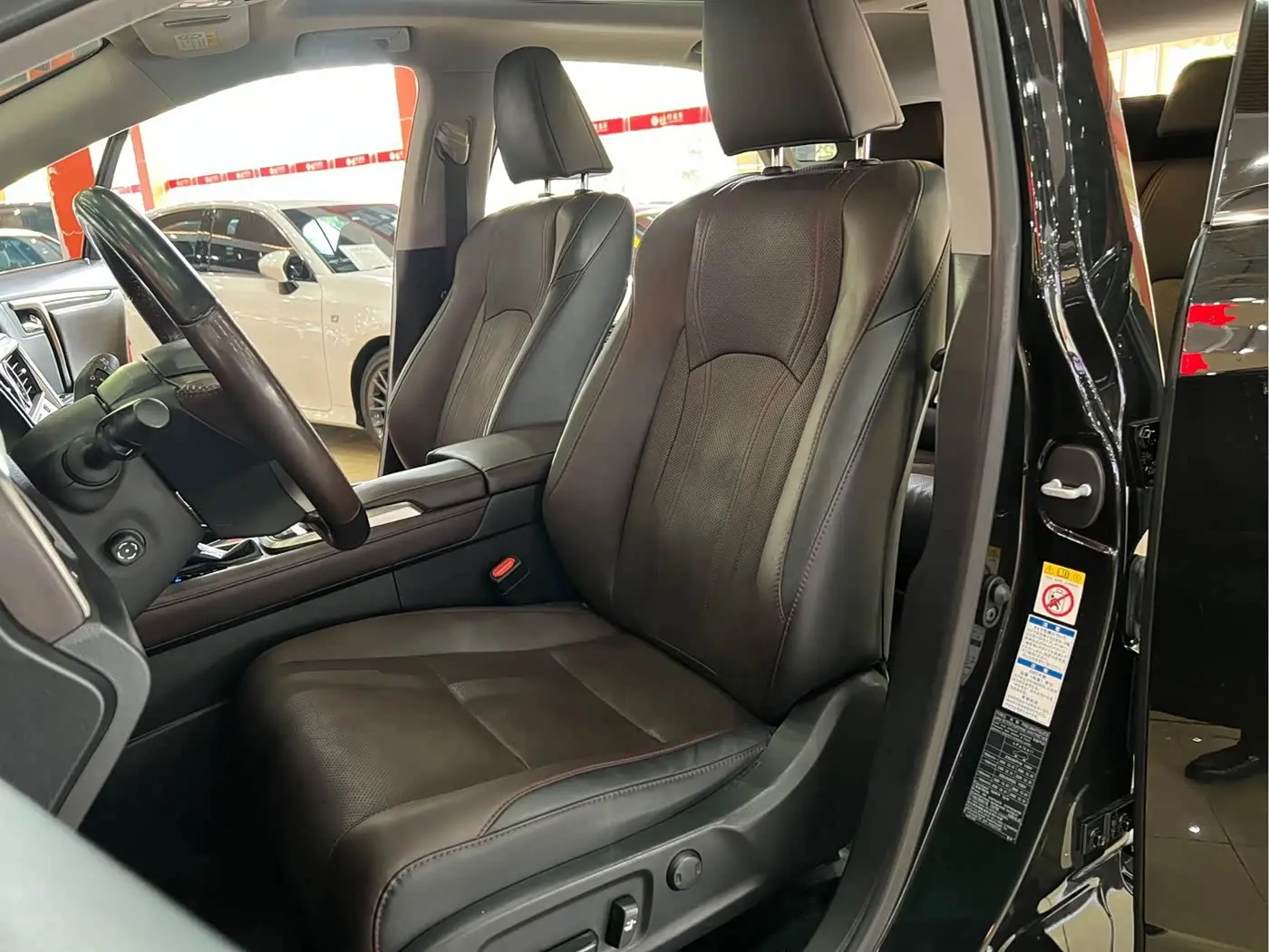 Lexus RX 2018 — Photo 12/19