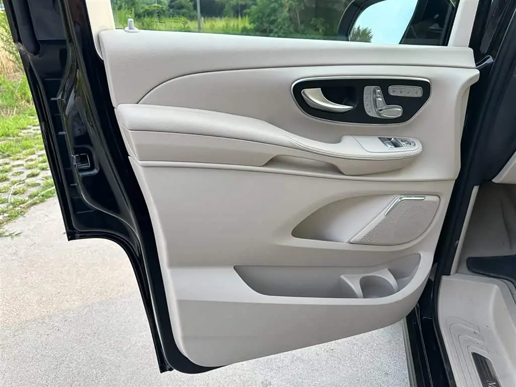 Mercedes-Benz V-Class 2023 — Photo 13/20