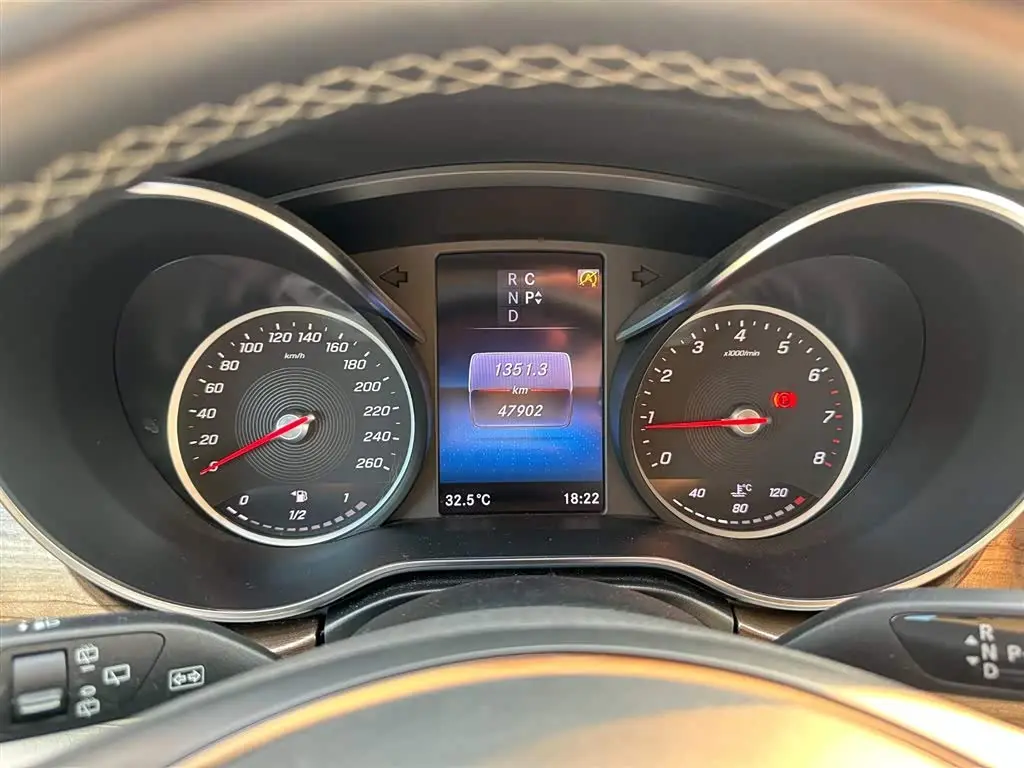 Mercedes-Benz V-Class 2023 — Photo 12/20
