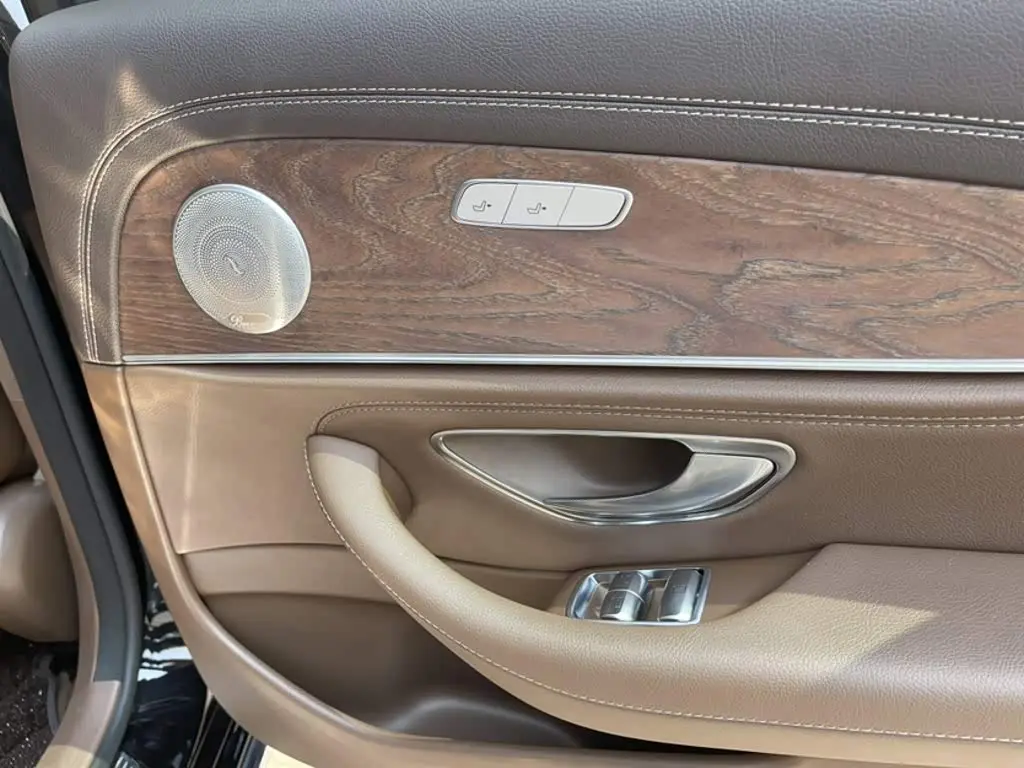 Mercedes-Benz E-Class 2021 — Photo 6/20