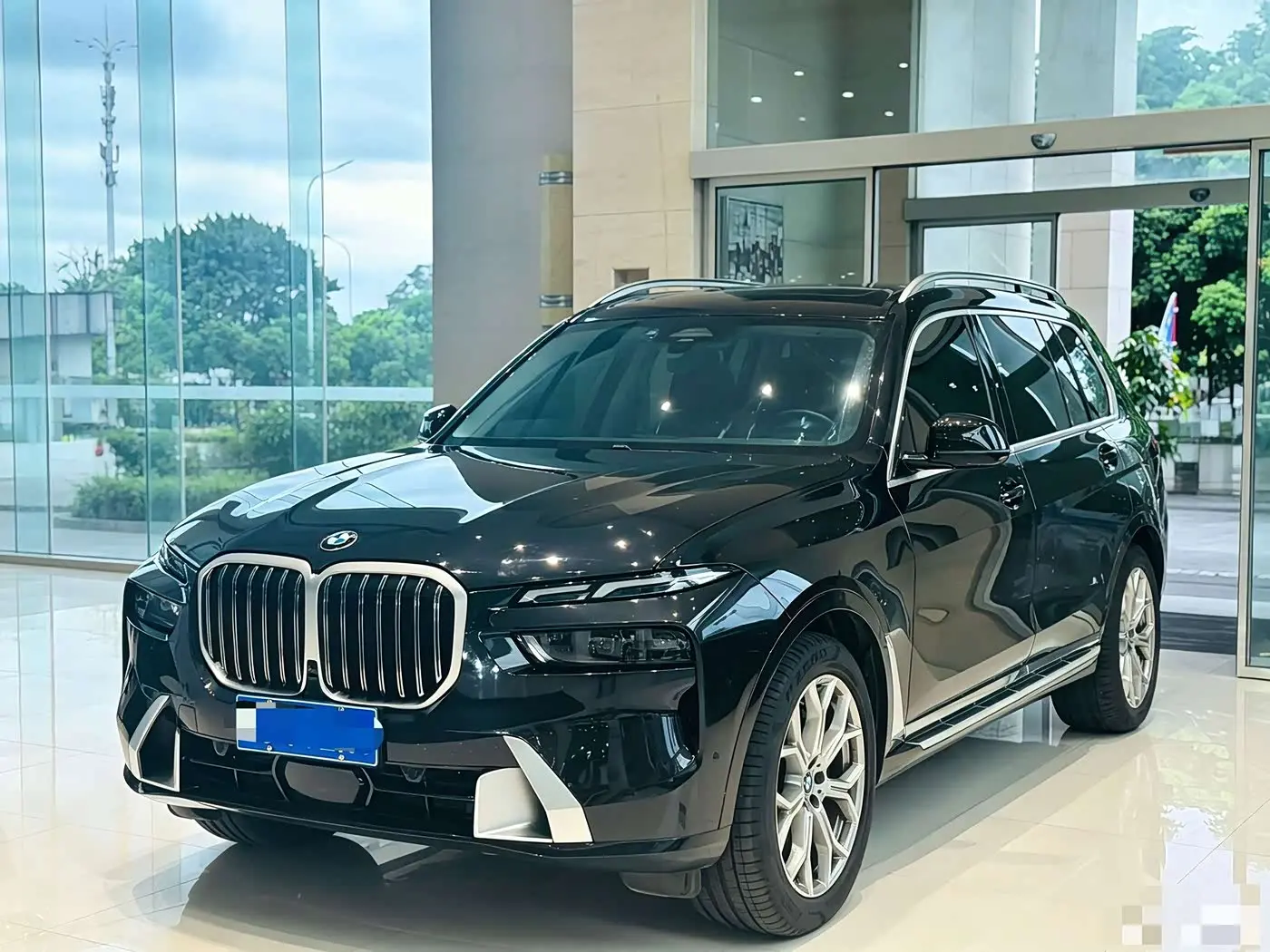 BMW X7 2024 — Фото 1/9
