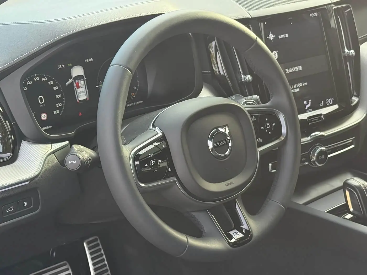 Volvo XC60 Plug-in Hybrid 2020 — Фото 13/20