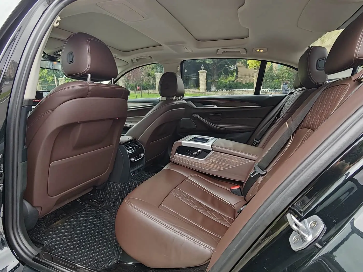BMW 5 Series 2018 — Şəkil 11/17