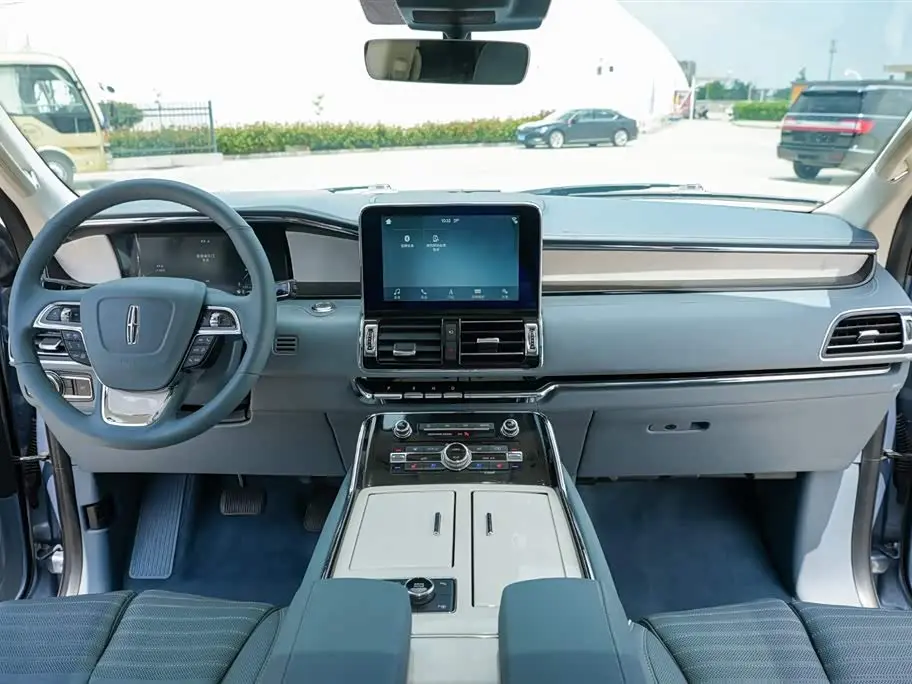 Lincoln Navigator 2019 — Photo 8/20