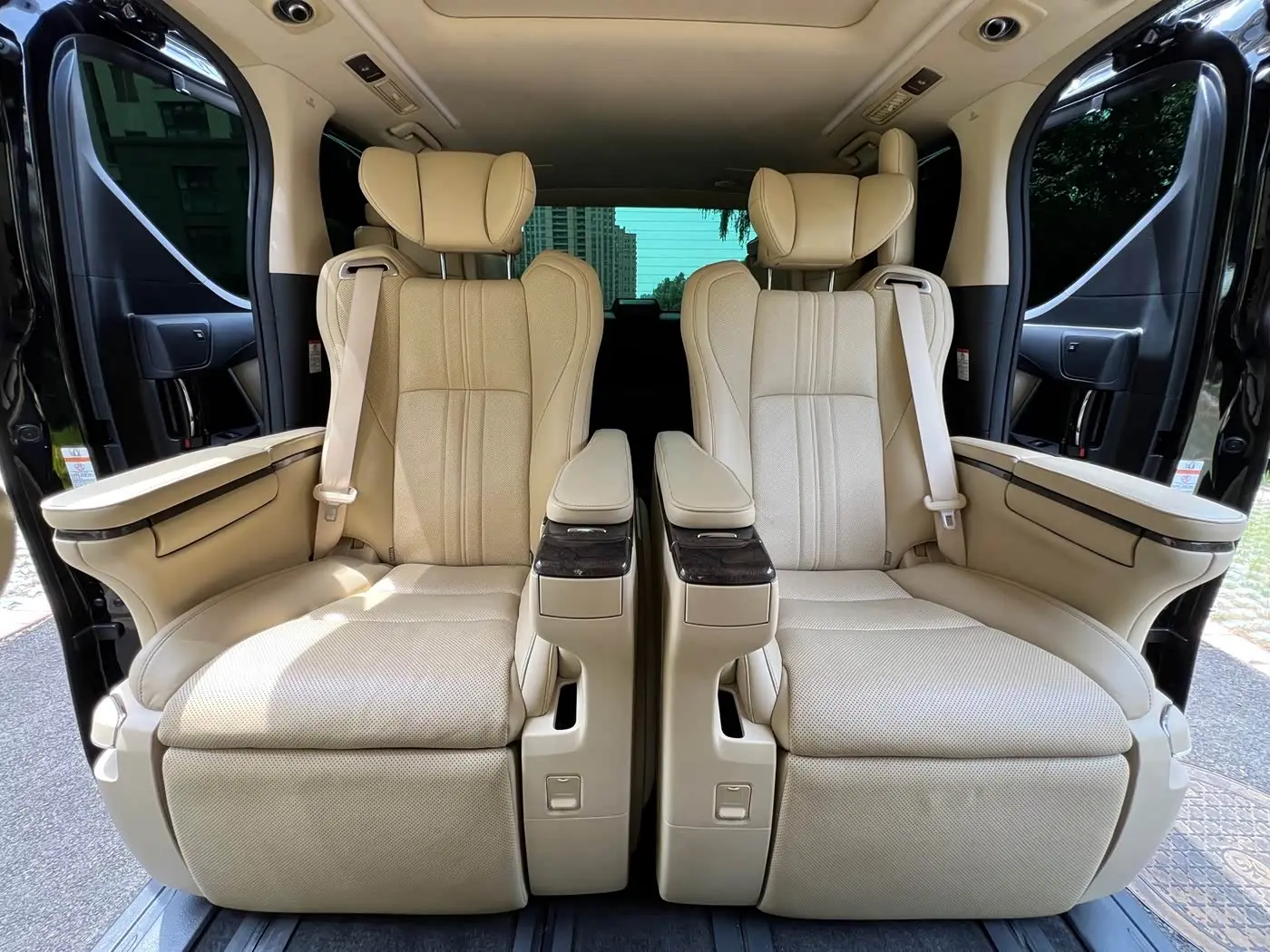 Toyota Alphard 2021 — Photo 7/12