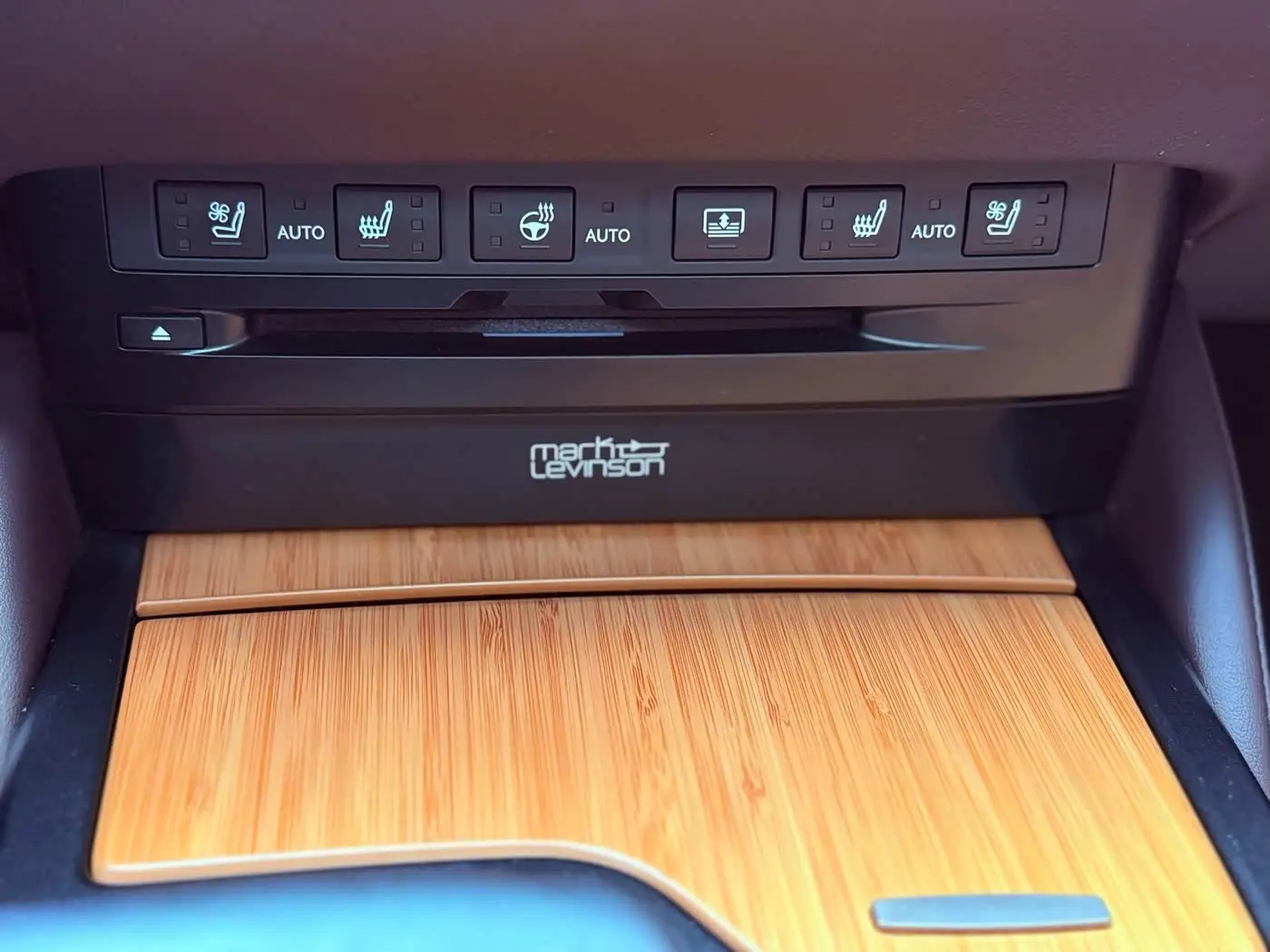 Lexus ES 2020 — Photo 11/20