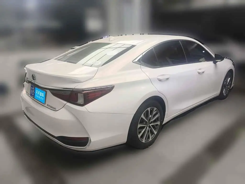 Lexus ES 2022 — Photo 2/13